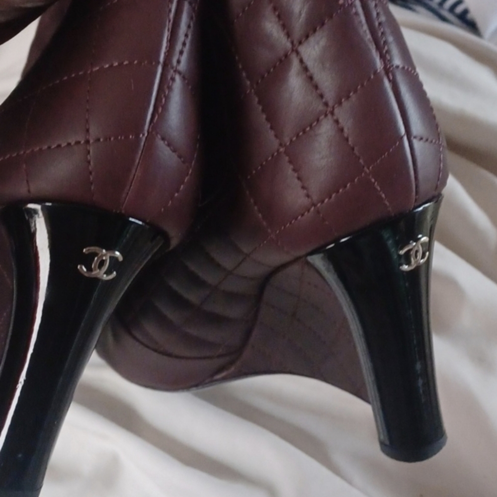 CHANEL Quilted Boots Burgundy & Black Toe Preloved Pristine condition - Picture 7 of 9